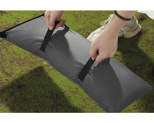 Grauer Sandsack mit Griffen auf Grünfläche