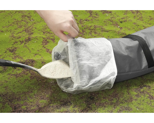 Schaufel befüllt Sandsack mit Sand