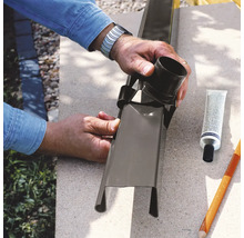 Dachrinnenmontage mit Klebstoff und Werkzeug