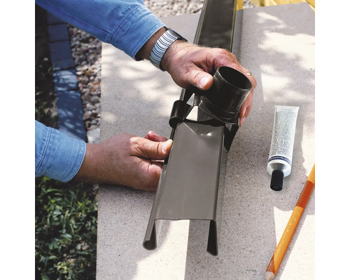 Dachrinnenmontage mit Klebstoff und Werkzeug