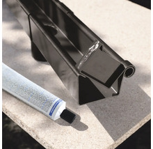 Dachrinne mit Klebstofftube zur Installation