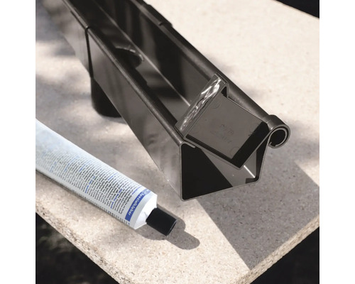 Dachrinne mit Klebstofftube zur Installation