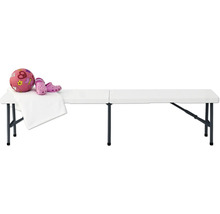 Klapptisch mit Kinderball, Handtuch und Kinderschuhen