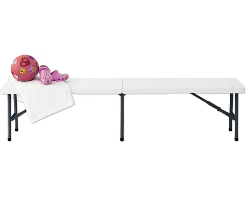 Klapptisch mit Kinderball, Handtuch und Kinderschuhen