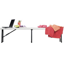 Klapptisch mit Laptop, Stifthalter, Büchern, Schuhen, Handtuch und Oberteil