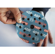 Schleifpapier mit einer Körnung von 400 in der Hand