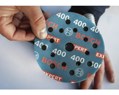 Schleifpapier mit Körnung 400 in der Hand