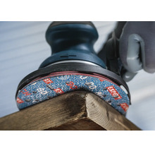 Einhand-Exzenterschleifer schleift Holzkante