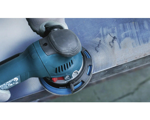 Ein Exzenterschleifer wird zum Schleifen einer Metalloberfläche verwendet.