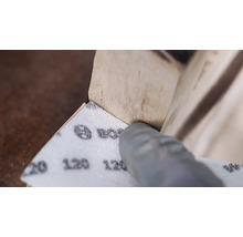Schleifpapier der Körnung 120 beim Schleifen von Holz.
