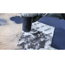 Schleifen einer Oberfläche mit Schleifpapier und Schleifklotz