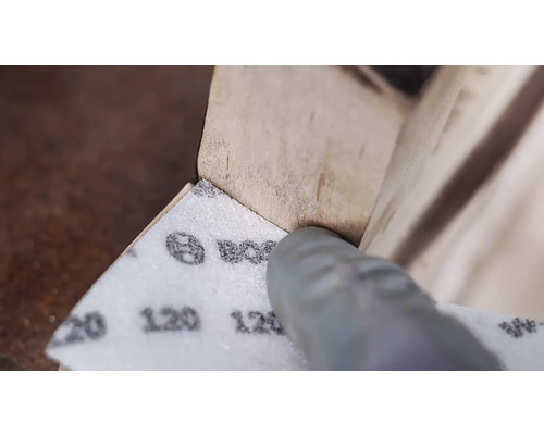 Schleifpapier der Körnung 120 beim Schleifen von Holz