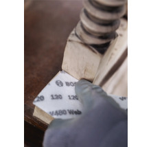 Holzmöbel werden mit Schleifpapier der Körnung 120 geschliffen