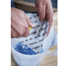 Schleifpapier der Körnung 180 von Bosch wird in Wasser getaucht