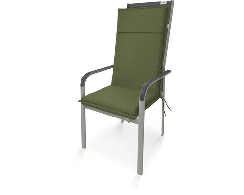 Gartenstuhl mit grüner Auflage und Armlehnen