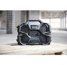 Bosch Baustellenradio mit digitaler Anzeige und Tragegriff auf einer Holzpalette
