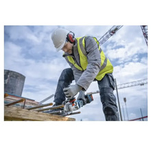 Bauarbeiter schneidet mit einem Winkelschleifer Bewehrungsstahl auf einer Baustelle.