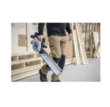 Eine Person trägt eine Bosch Tauchsäge mit Führungsschiene.