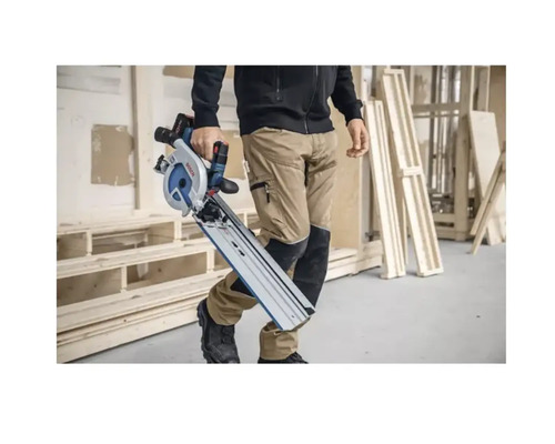 Eine Person trägt eine Bosch Tauchsäge mit Führungsschiene.