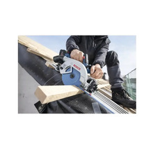 Anwender sägt Holz mit einer Bosch Kreissäge