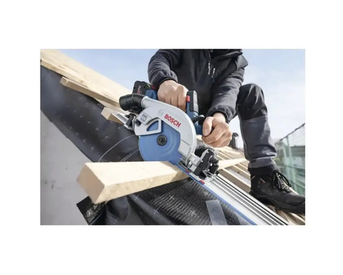 Anwender sägt Holz mit einer Bosch Kreissäge