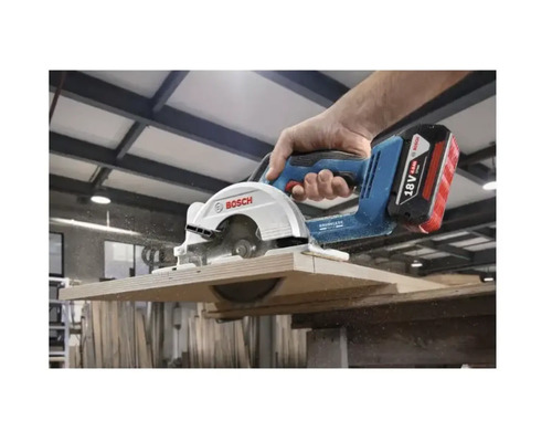 Akkukreissäge beim Schneiden eines Holzstücks