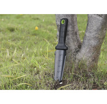 Gartengerät mit Griff und Messskala an einem Baum lehnend