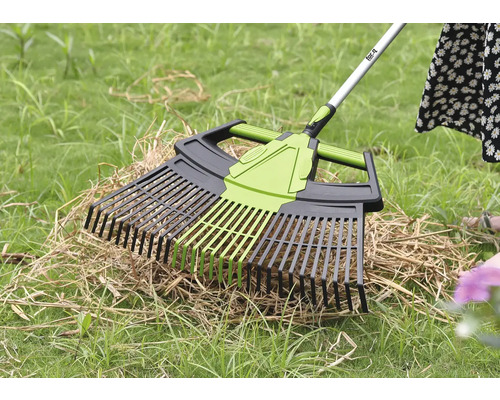 Laubbesen zum Aufsammeln von Laub und Gartenabfällen im Garten.