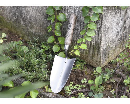 Edelstahl-Blumenschaufel mit Holzgriff im Garten