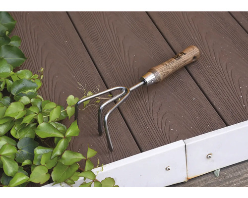 Gartenkralle mit Holzgriff auf Holzboden
