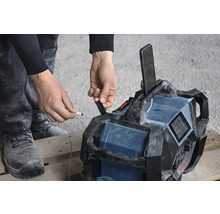 Baustellenradio mit USB-Ladekabel und Smartphone