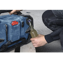 Bosch Logo. Mann öffnet eine Glasflasche mit einem Bosch Radio.