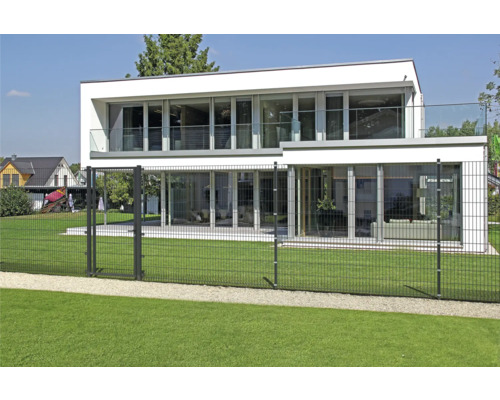 Doppelstabmattenzaun vor einem modernen Haus mit großen Glasfronten