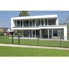 Modernes Haus mit Doppelstabmattenzaun zur Grundstücksbegrenzung
