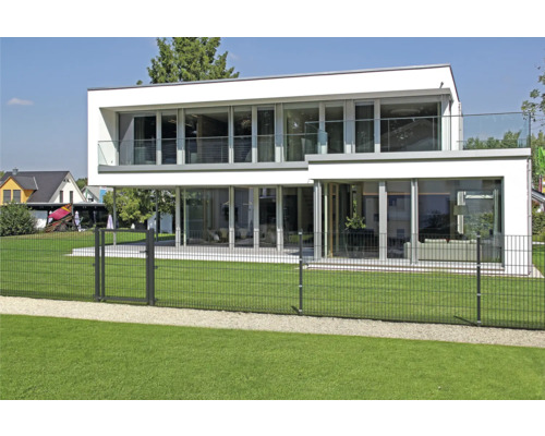 Modernes Haus mit Doppelstabmattenzaun zur Grundstücksbegrenzung