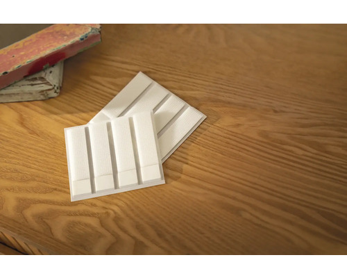 Zwei weiße Akustikplatten auf einem Holztisch
