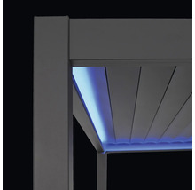 Detailansicht einer Terrassenüberdachung mit integrierter Beleuchtung.