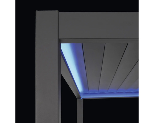 Detailansicht einer Terrassenüberdachung mit integrierter Beleuchtung.