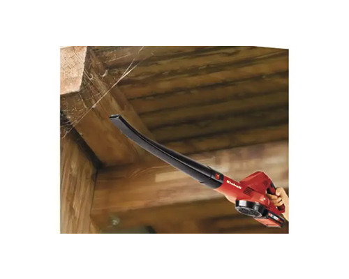 Einhell Akku-Laubbläser im Einsatz gegen Spinnweben im Holzhaus