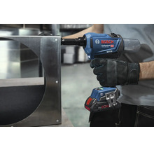 Akkubetriebenes Nietgerät von Bosch beim Vernieten eines Metallrahmens