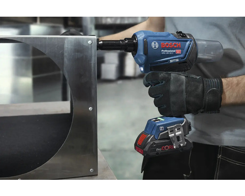 Akkubetriebenes Nietgerät von Bosch beim Vernieten eines Metallrahmens