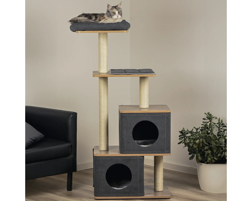 Katze liegt auf einem Katzenkratzbaum mit Liegeflächen und Katzenhäusern