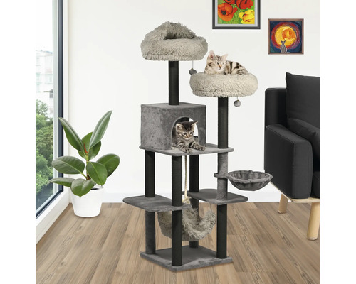 Grauer Katzenkratzbaum mit zwei Katzen