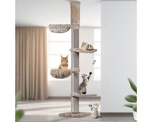 Katzenkratzbaum mit Liegeflächen und spielenden Katzen