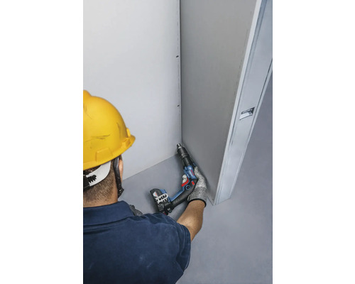 Handwerker mit Akku-Bohrschrauber bei Trockenbauarbeiten