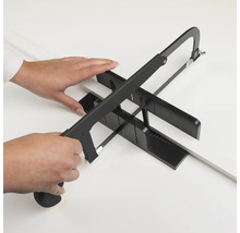 Gehrungssäge mit Handsäge beim Schneiden eines Werkstücks