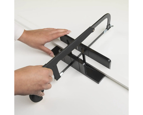 Gehrungssäge mit Handsäge beim Schneiden eines Werkstücks