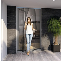 Frau geht durch eine Insektenschutztür in einem modern gestalteten Raum