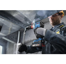 Ein Handwerker befestigt ein Bauteil mit einem Akku-Drehschlagschrauber von Bosch.