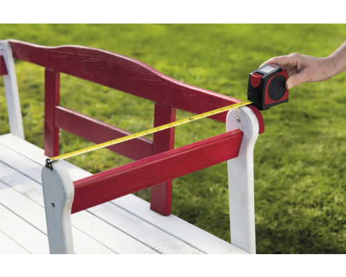 Bank wird mit einem Messwerkzeug ausgemessen.